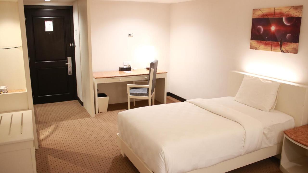 Beverly Hotel Batam Nagoya Extérieur photo