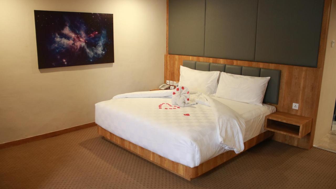 Beverly Hotel Batam Nagoya Extérieur photo