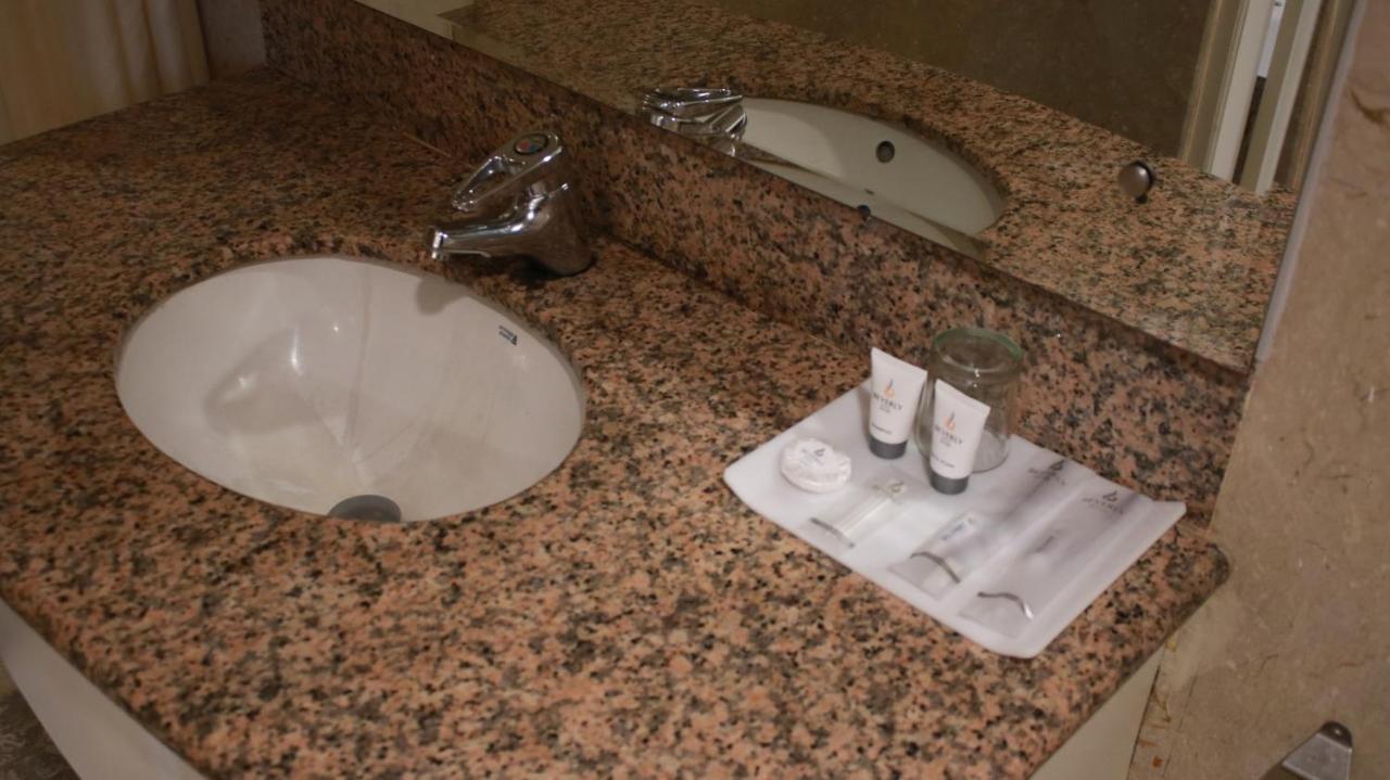 Beverly Hotel Batam Nagoya Extérieur photo